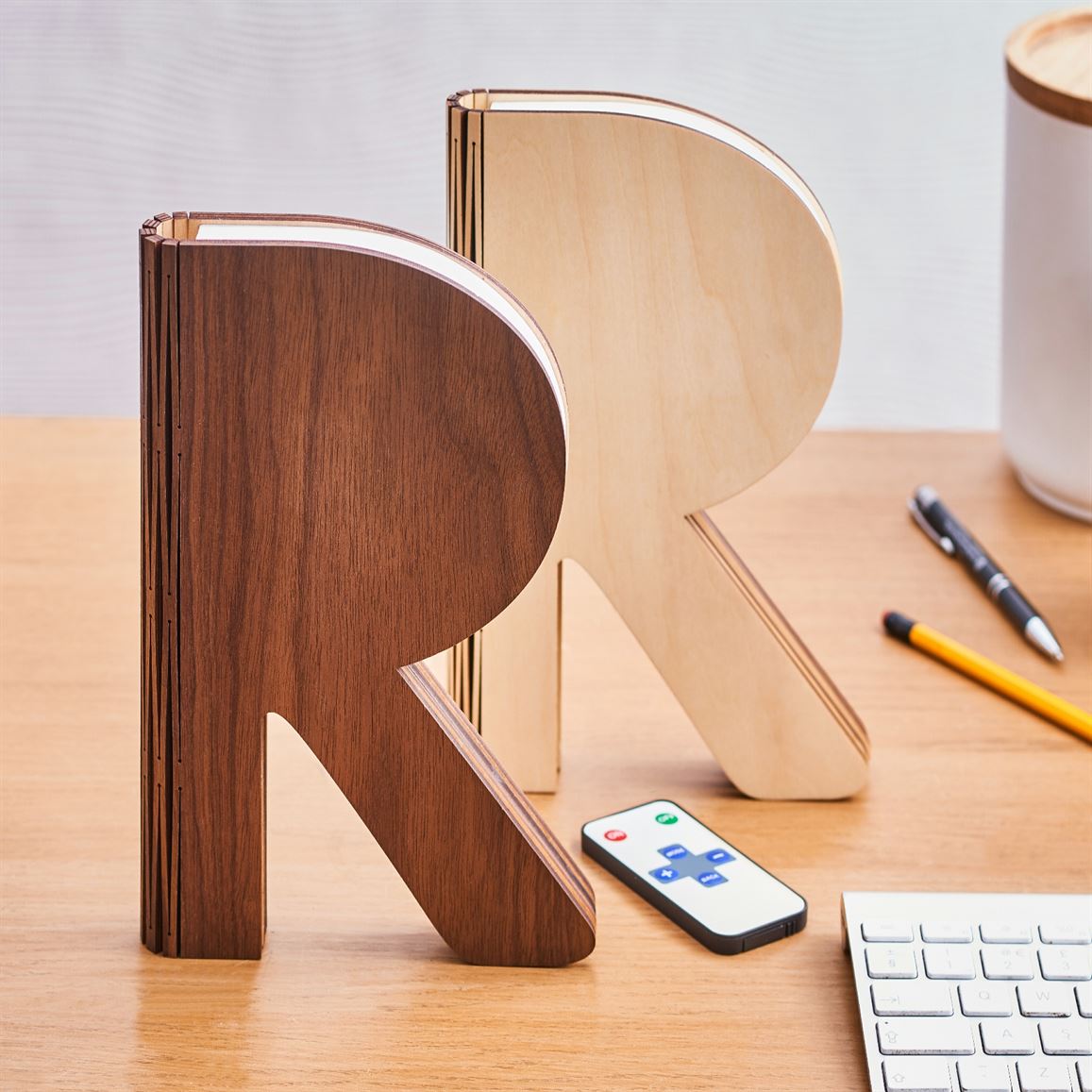 Gingko R Space Lamp closed on table maple and walnut Gingko R Space Lamp closed on table maple and walnut