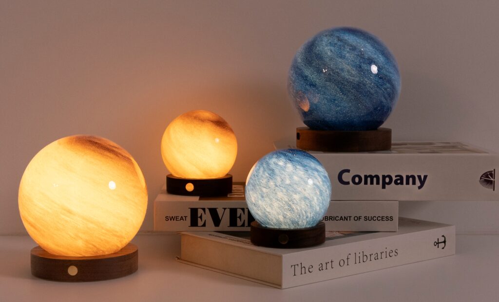 Image shows difference in size between mini and large Astra Lights